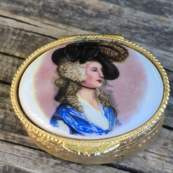 Vintage Handbags - Lady Eleanor Vintage Pill Box. Make An Offer